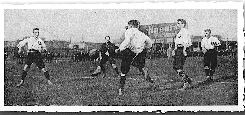 Die Anfänge: Szene aus dem Spiel des BFC Preussen Berlin gegen den DFC Prag 1901 in Berlin.