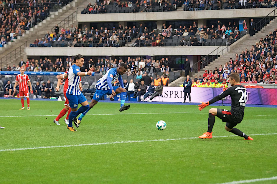 Mitspieler Karim Rekik verdrängt, Torwart Sven Ulreich überrumpelt: Salomon Kalou erzielt Herthas Tor zum 2:2.