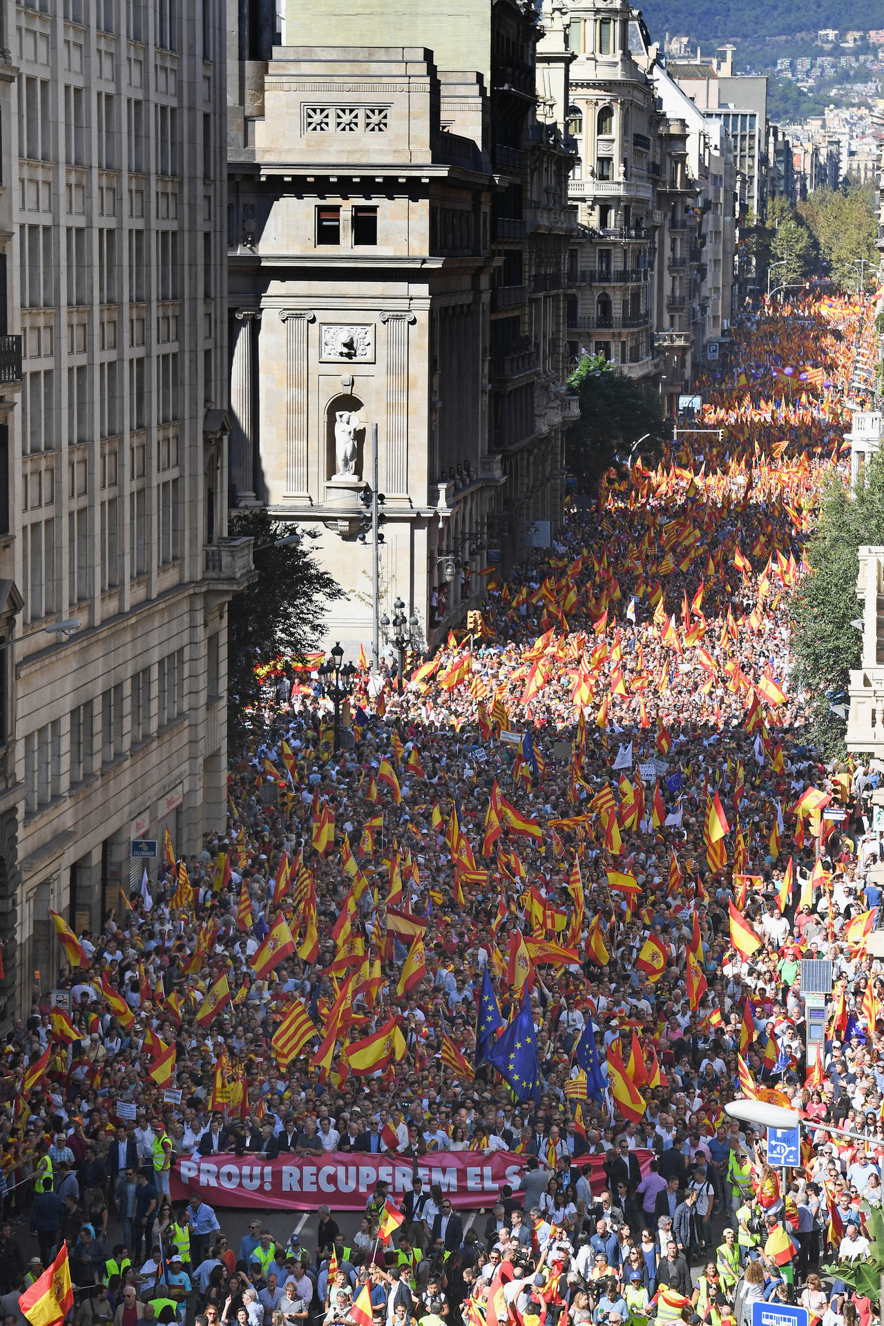 Befürworter der Einheit Spaniens demonstrieren am Sonntag zu Zehntausenden in Barcelona.