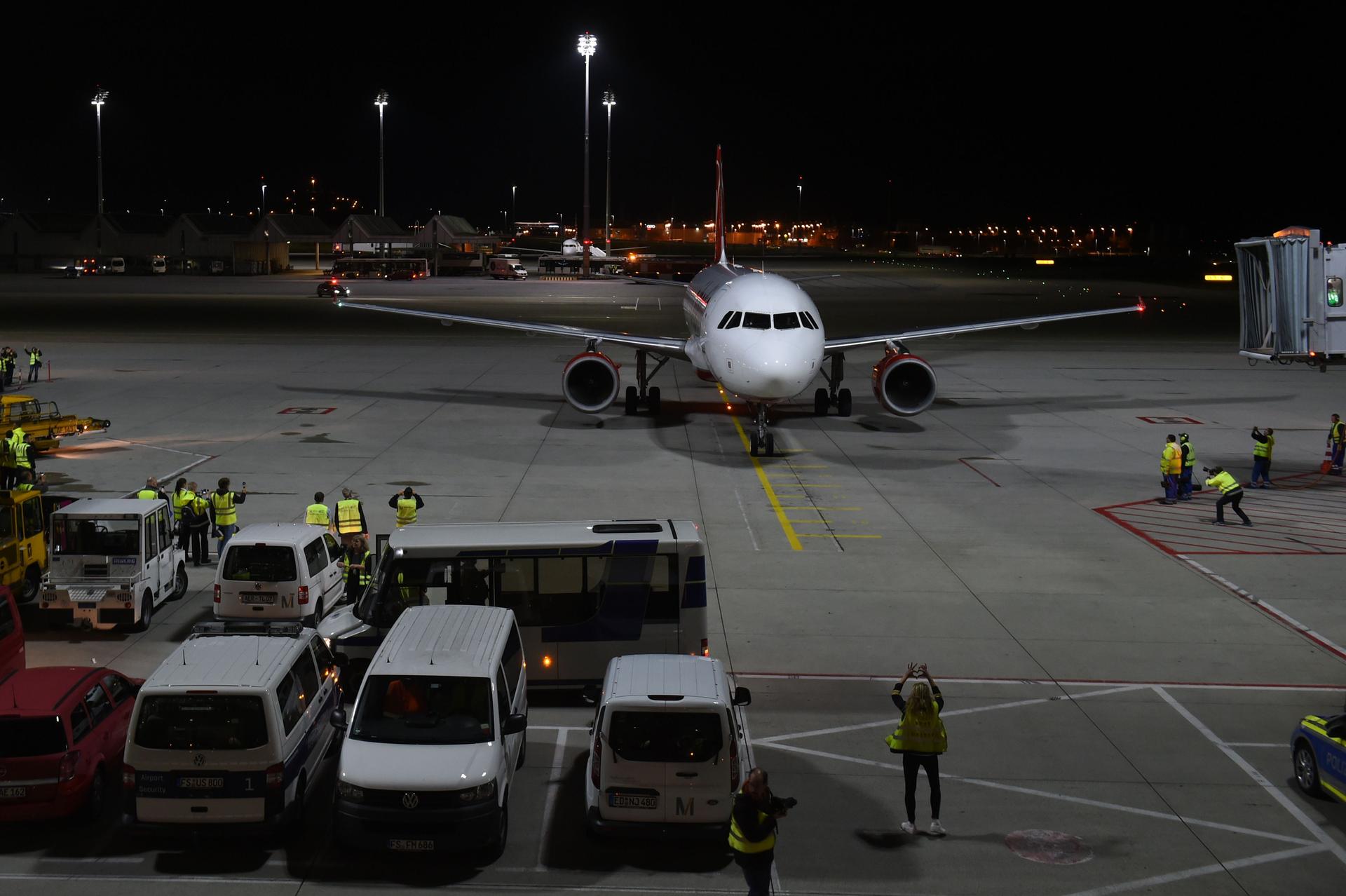 Die Maschine wird 22.45 Uhr in Berlin-Tegel erwartet.