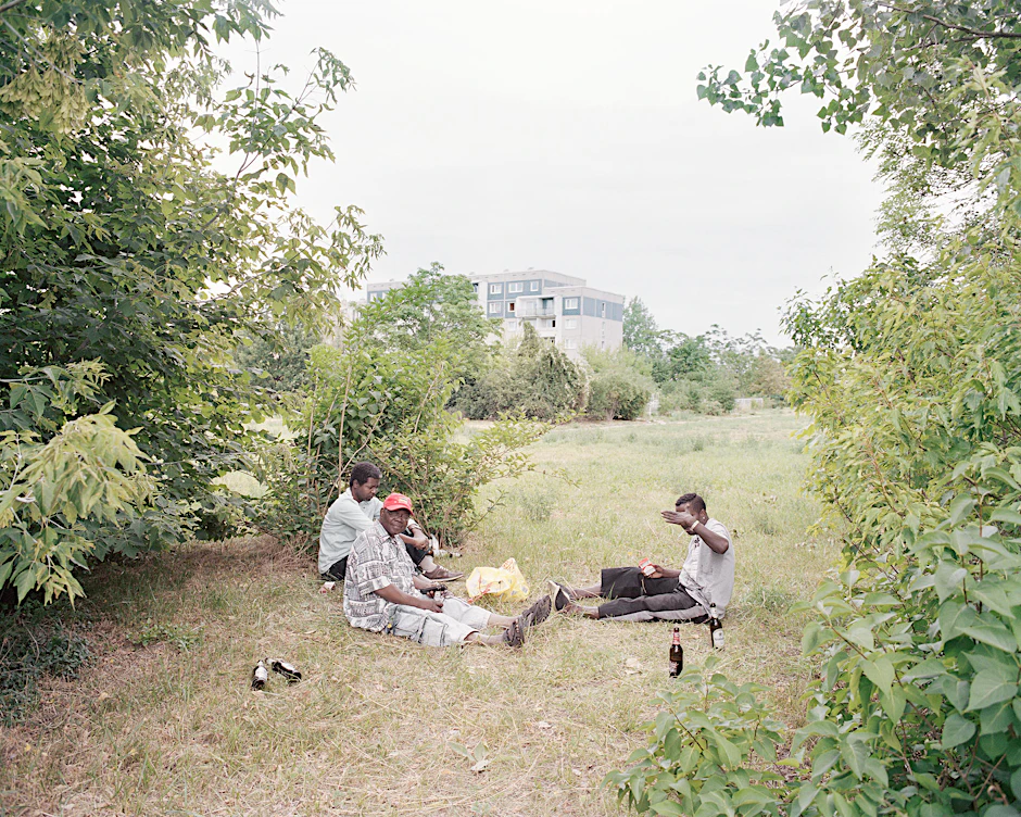 Picknick in Halle Silberhöhe. Malte Wandels Fotografie "Halle Silberhöhe II" ist teil der Serie "Einheit, Arbeit, Wachsamkeit" (2009-2017)