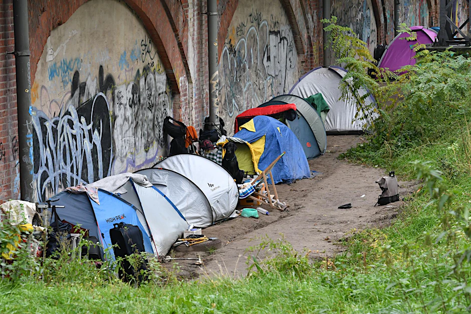 Ein Obdachlosencamp in Tiergarten.