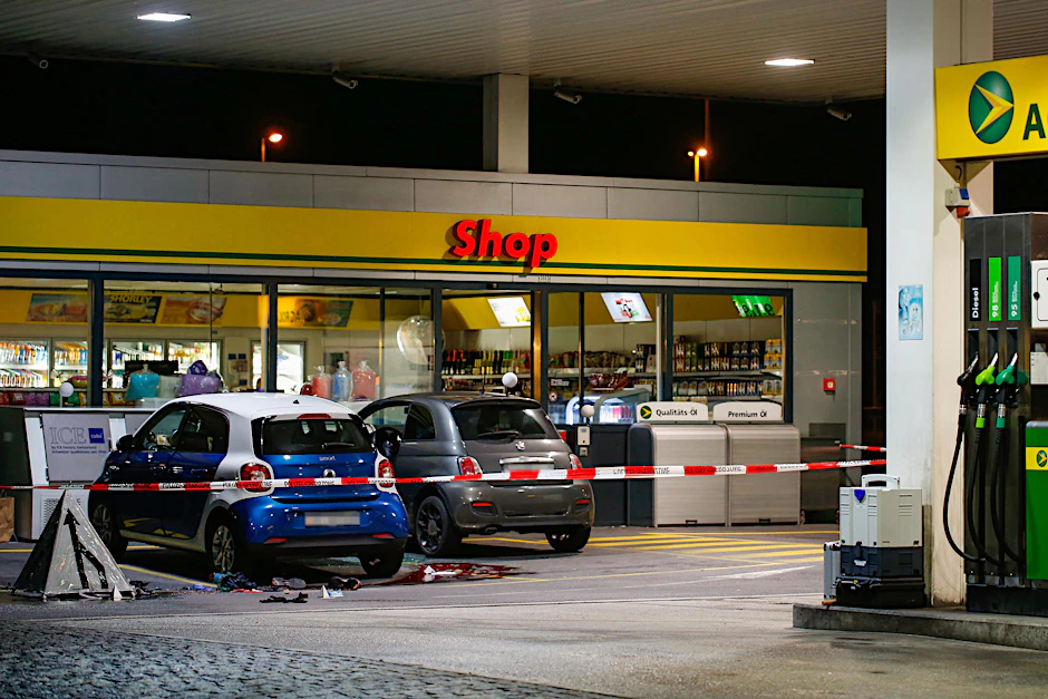 Ein 17-Jähriger hat am im Osten der Schweiz mehrere Menschen mit einer Axt angegriffen und verletzt.