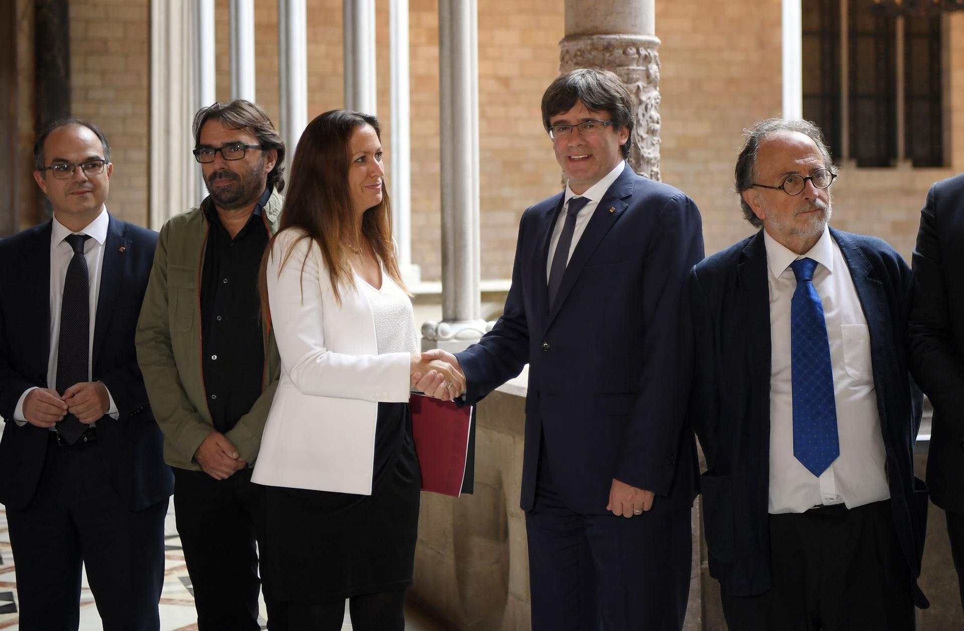 Carles Puigdemont gibt Maria Eugenia Gay, Vorsitzende der unabhängigen Verhandlungskommission, die Hand.