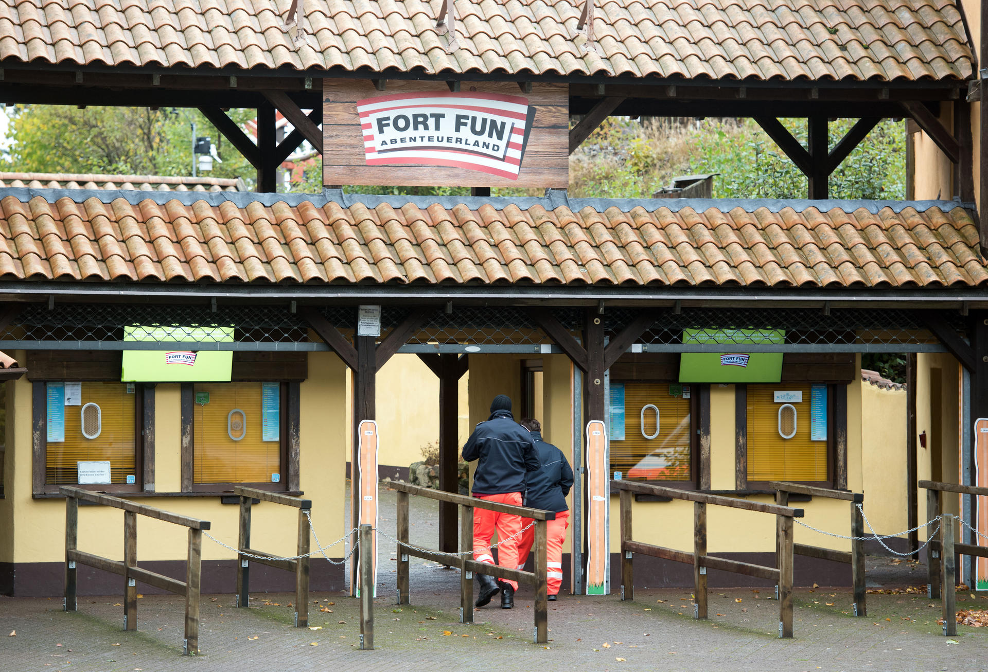 Mitarbeiter des Deutschen Roten Kreuzes am Eingang zum Fort Fun