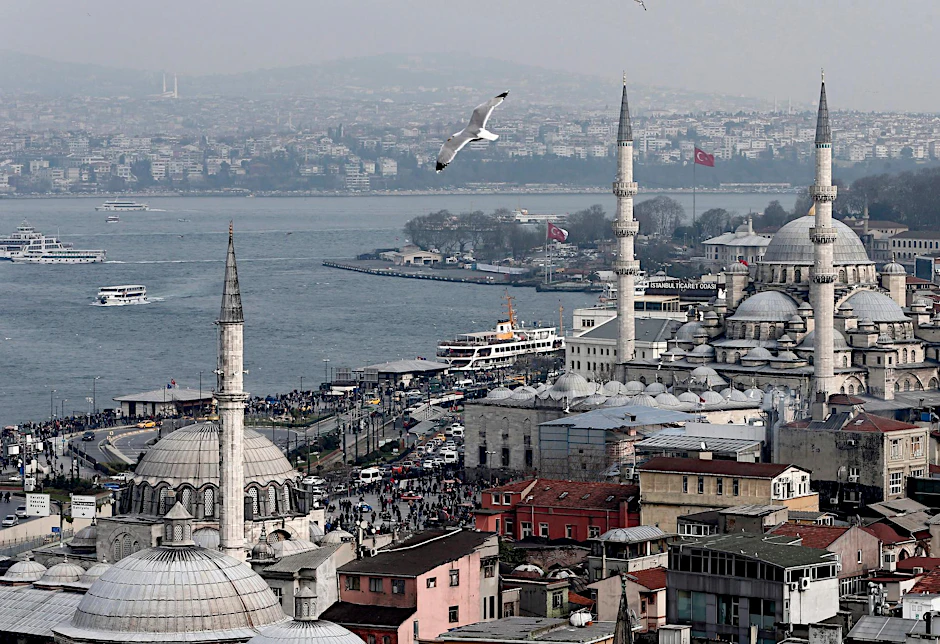 Die Yeni Cami und die Ahi Celebi Moschee in Istanbul.