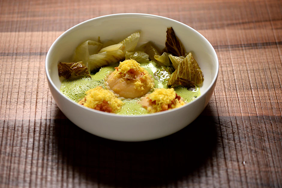 Keine Ahnung, wie man das Aroma von Salat so konzentriert hinbekommt: Vor- und Zwischengerichte wie der Blattsalatsud mit Parmesan-Tortelloni kosten im Orania zwischen 8–14 Euro, Hauptgerichte 24–28 Euro, Desserts 7 Euro und  Sharing-Gerichte 28–35 Euro pro Person.