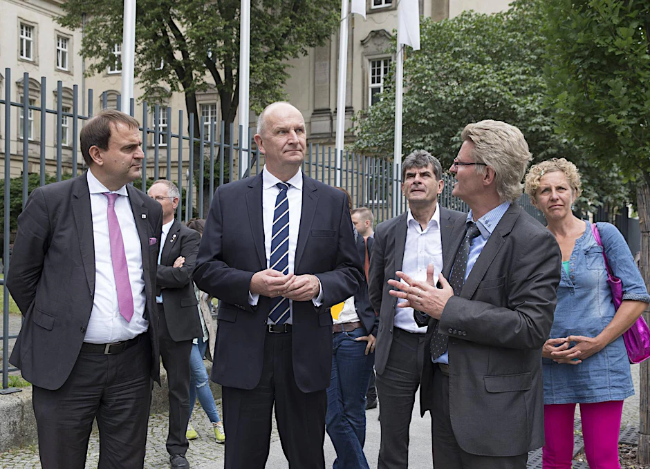 Besuch des Brandenburgischen Ministerpräsidenten im Juli 2017: Dietmar Woidke an der Europa-Universität Viadrina. (V.l.n.r.) Prof. Dr. Alexander Wöll, Dietmar Woidke, Stephan Kudert und Janine Nuyken.