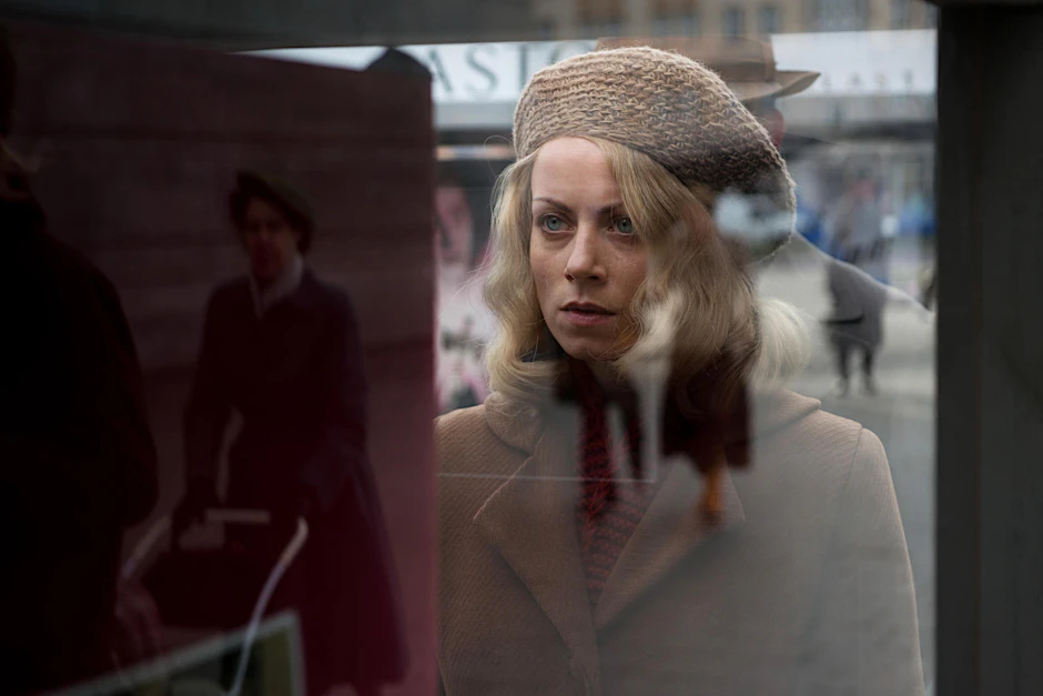 Alice Dwyer spielt Hanni, die sich die Haare blond färbte, um „arisch“ auszusehen, die lange umherzog, bis sie ein sicheres Versteck fand.