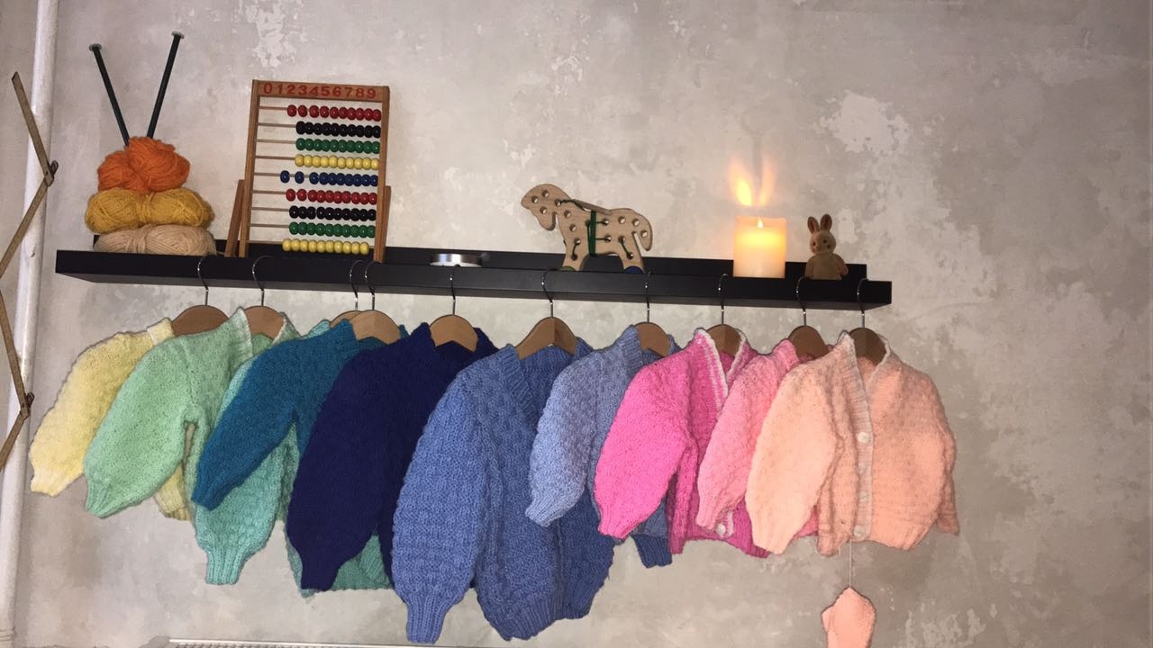 Strickjäckchen in allen Farben und Größen.