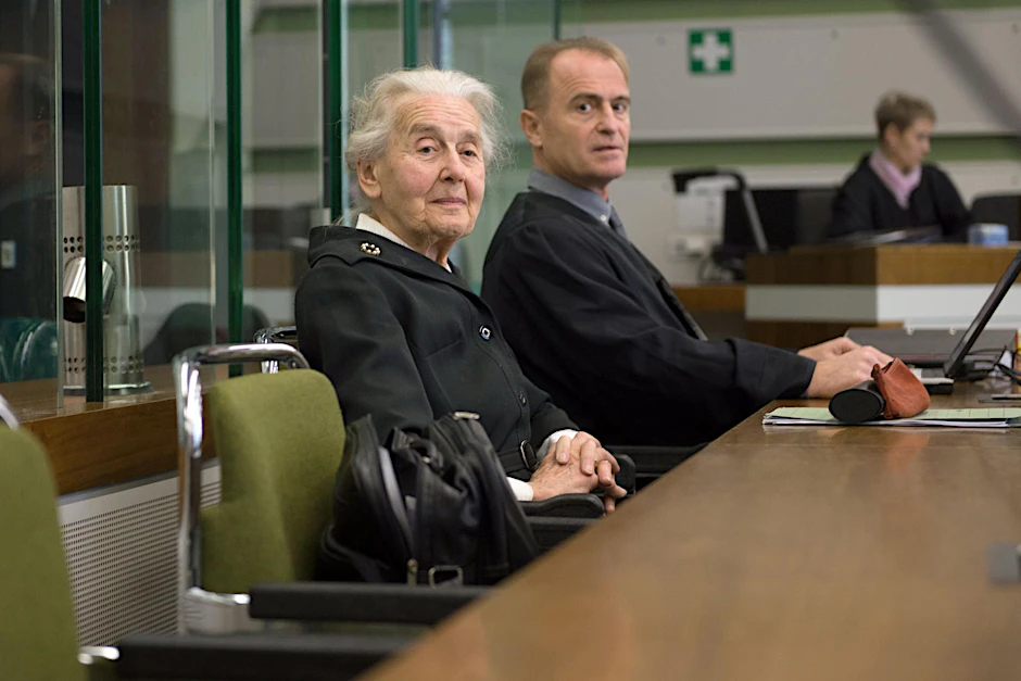 Holocaust-Leugnerin Ursula Haverbeck neben ihrem Verteidiger am 16. Oktober 2017 im Amtsgericht Berlin-Tiergarten.