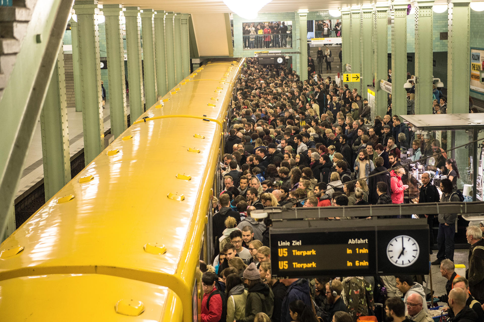 Dichtes Gedränge am U-Bahnhof Alexanderplatz.