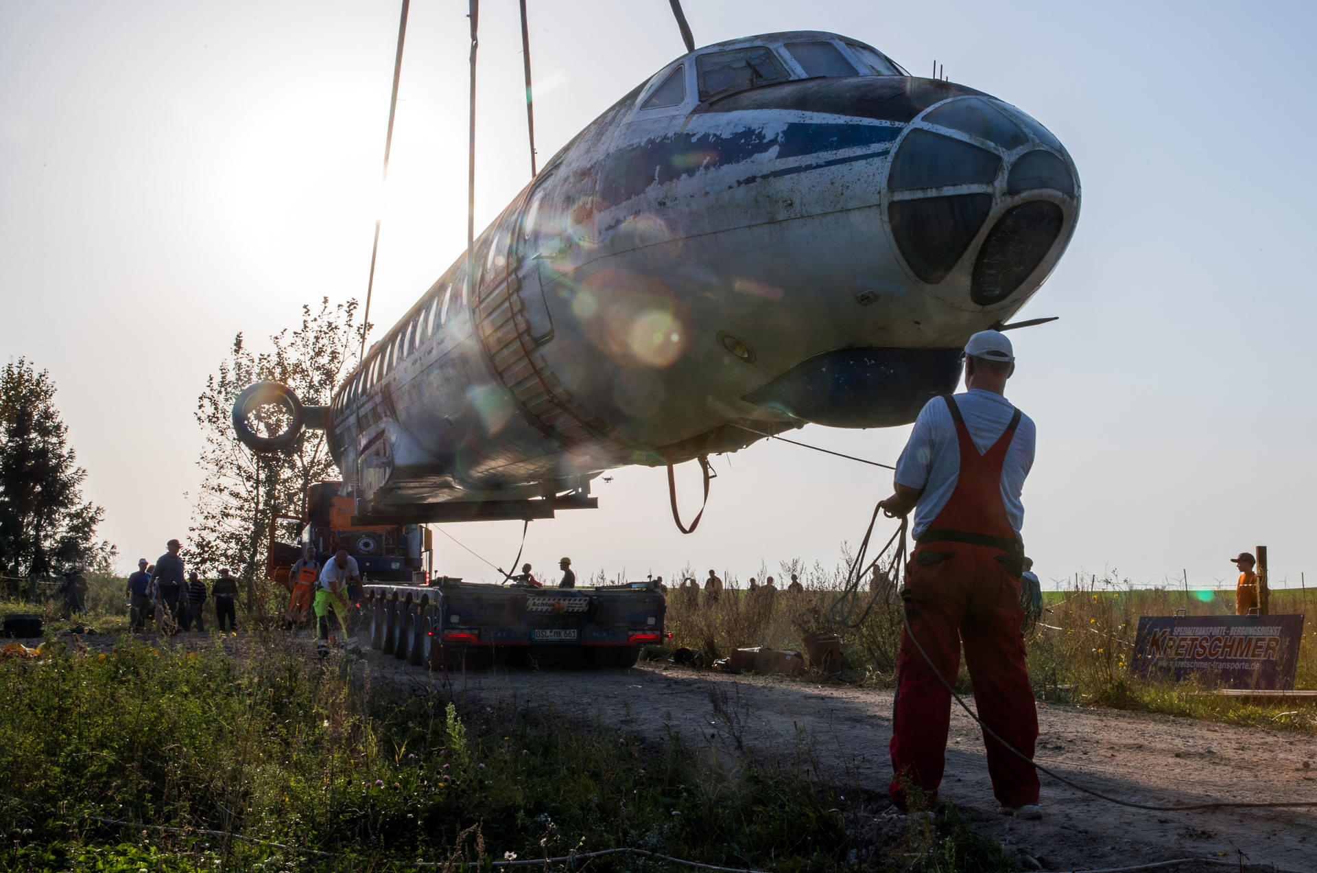 Nach monatelanger Vorbereitung ist die Tupolew 134 im Flugplatzmuseum Cottbus angekommen.