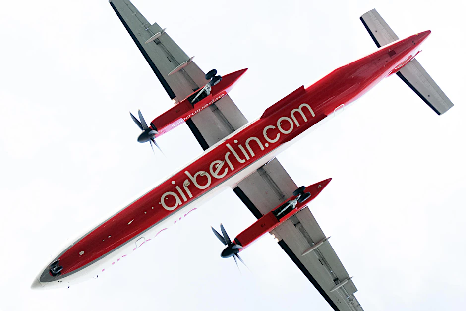 Eine Propellermaschine aus der Flotte der insolventen Luftfahrtgesellschaft Air Berlin befindet im Landeanflug auf den Flughafen Berlin-Tegel. 