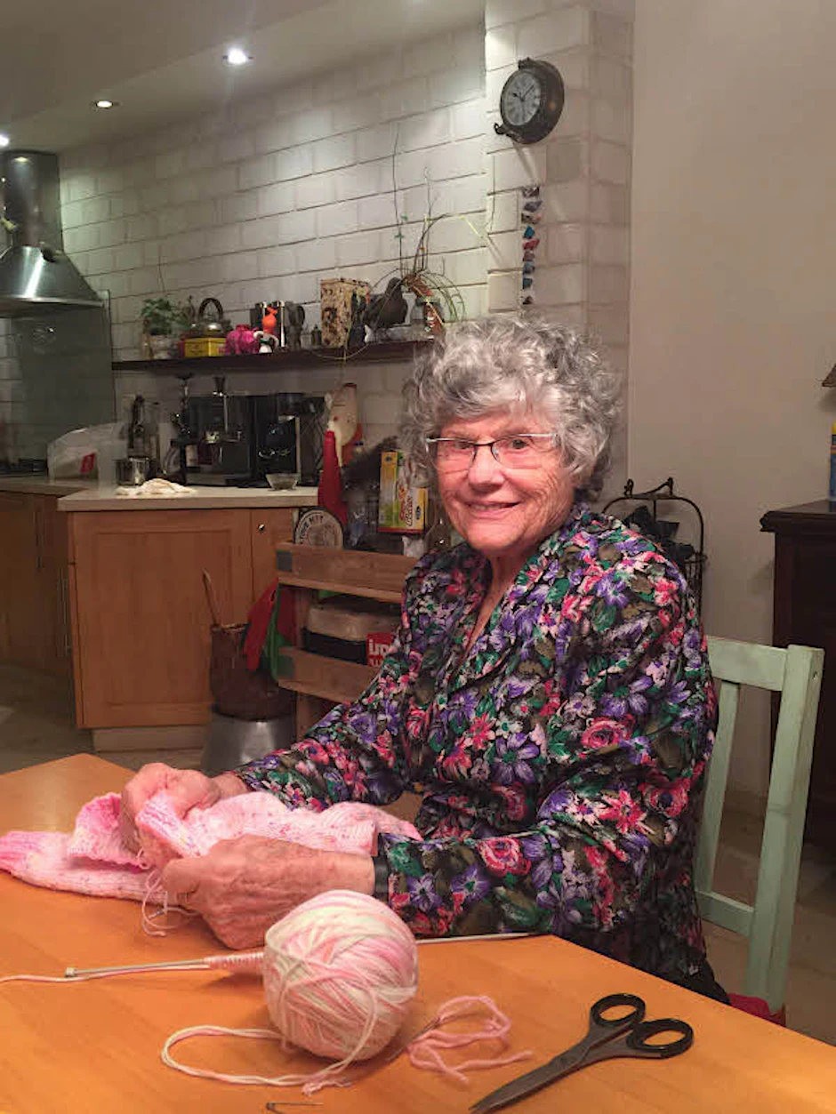 Esther Prishkolnik lebt seit 1948 in Israel, in der Nähe von Tel Aviv.