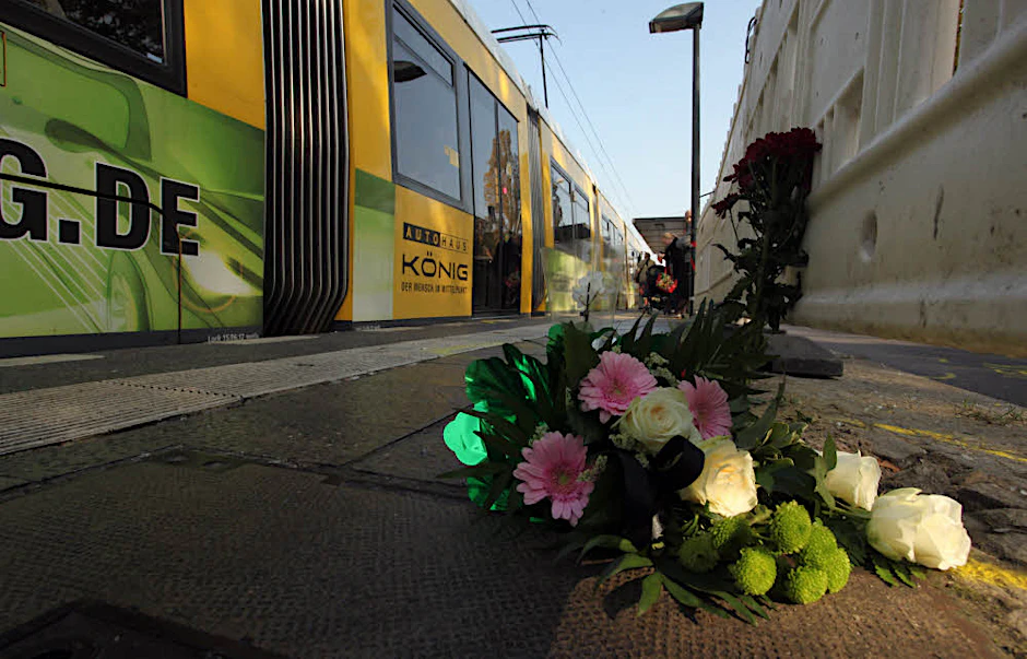 Nach dem Crash: Die Unfallstelle an der Landsberger Allee wird gesichert.