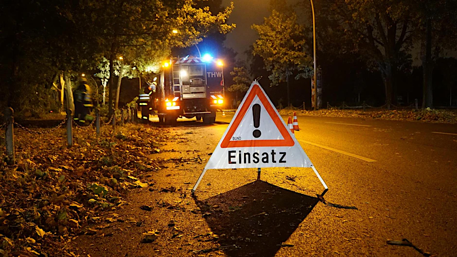 Das THW beseitigt auf der Puschkinallee in der Nacht Sturmschäden. 