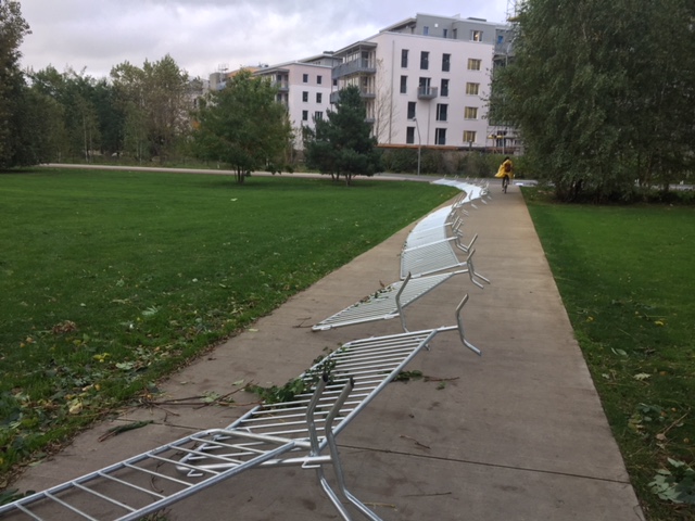 Auch im Park am Gleisdreieck hat der Orkan für Verwüstung gesorgt.