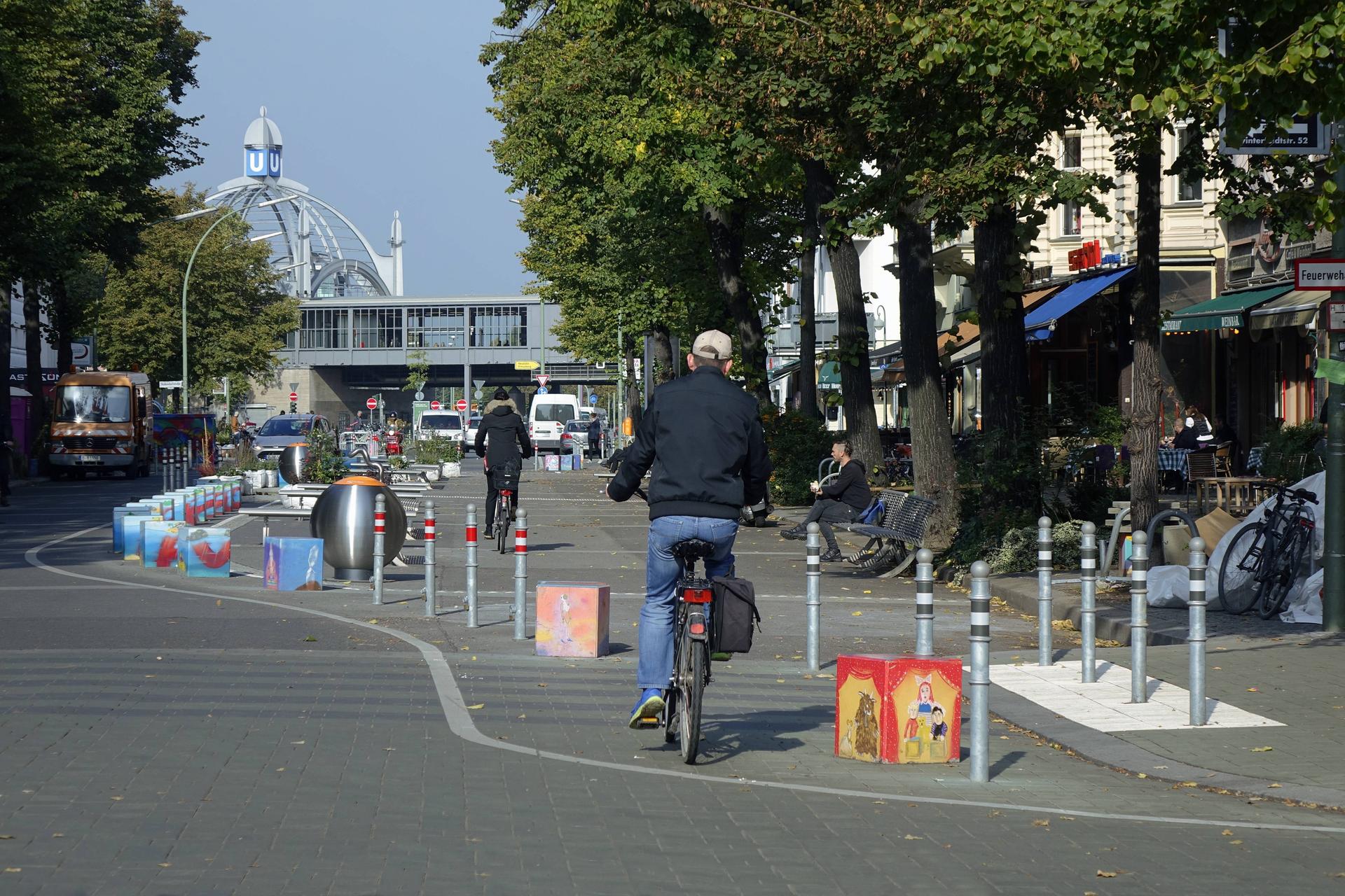 Bunte Poller statt Parkplätze: die Maaßenstraße ist Berlins erste Begegnungszone.