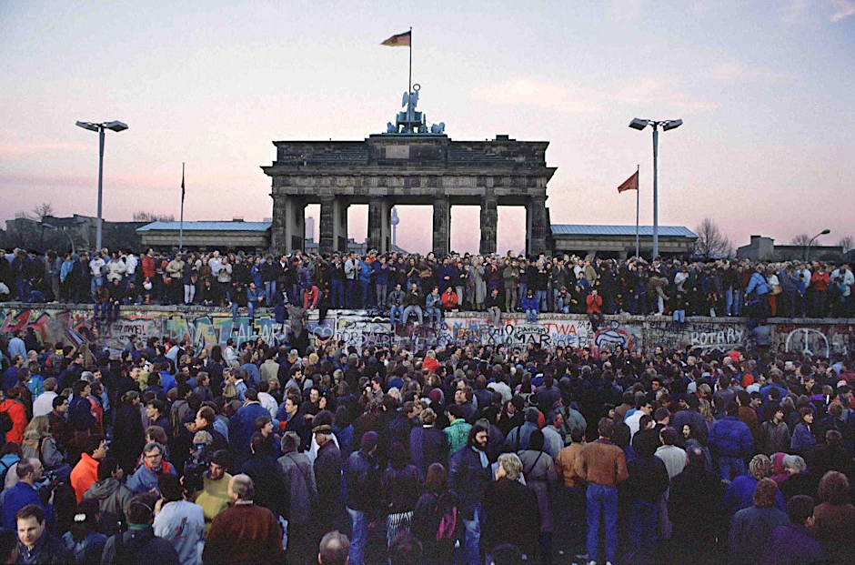Am Morgen des 10. Novembers 1989 - die Mauer ist offen - stehen West- und Ostberliner am Mauerabschnitt vor dem Brandenburger Tor.
