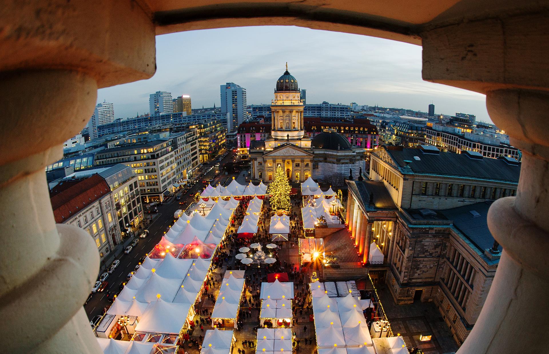 Weihnachtsmarkt Weihnachtszauber auf dem Gendarmenmarkt in Berlin-Mitte