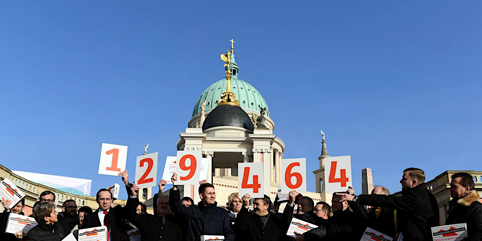 Stolz präsentieren sie die Tafeln mit den Zahlen der Unterschriften, die sie gesammelt haben: 129.464 kamen innerhalb von genau 100 Tagen zusammen.