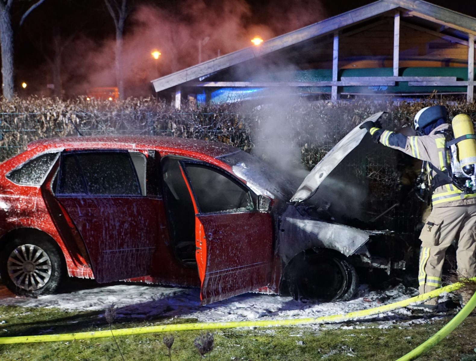 Berlin-Rudow, 9. Februar 2017: In der Friederike-Nadig-Straße brannte gegen 2.30 Uhr ein Auto in einer Hauseinfahrt. Die Polizei geht von Brandstiftung aus.