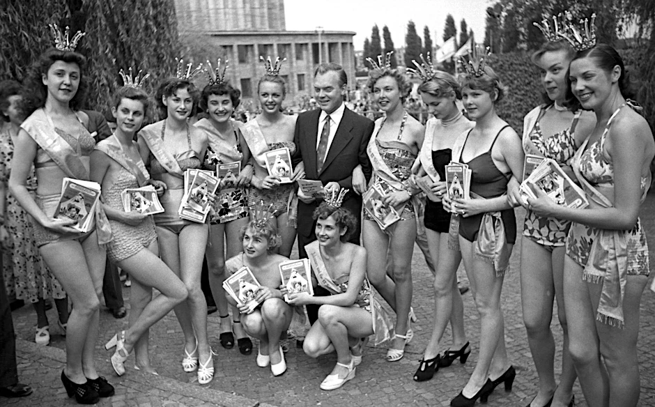 Solche luftigen Kostüme gab es nur in den Fünfzigern, als die Berlinale noch im Sommer stattfand.