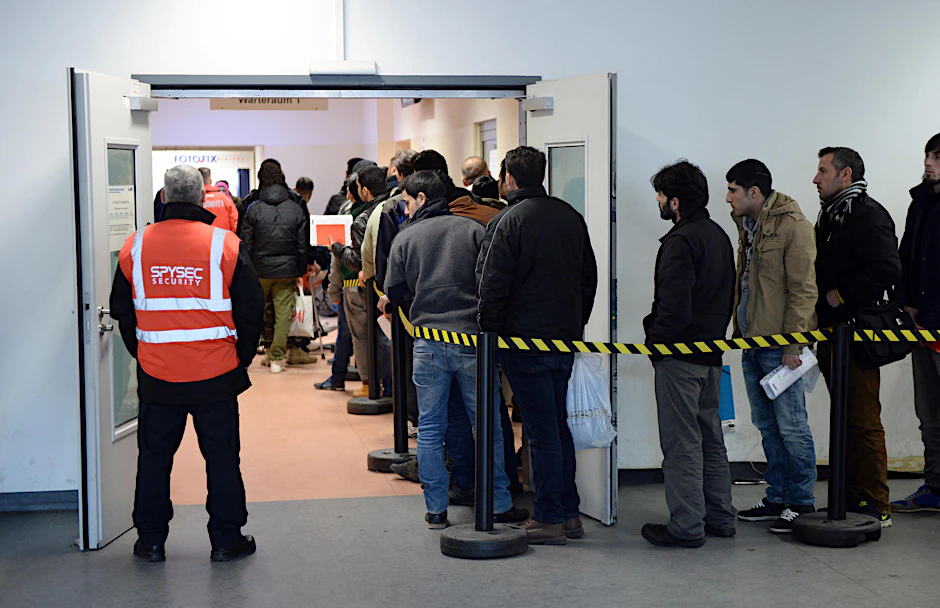 Flüchtlinge in einer Warteschlange. (Symbolbild)