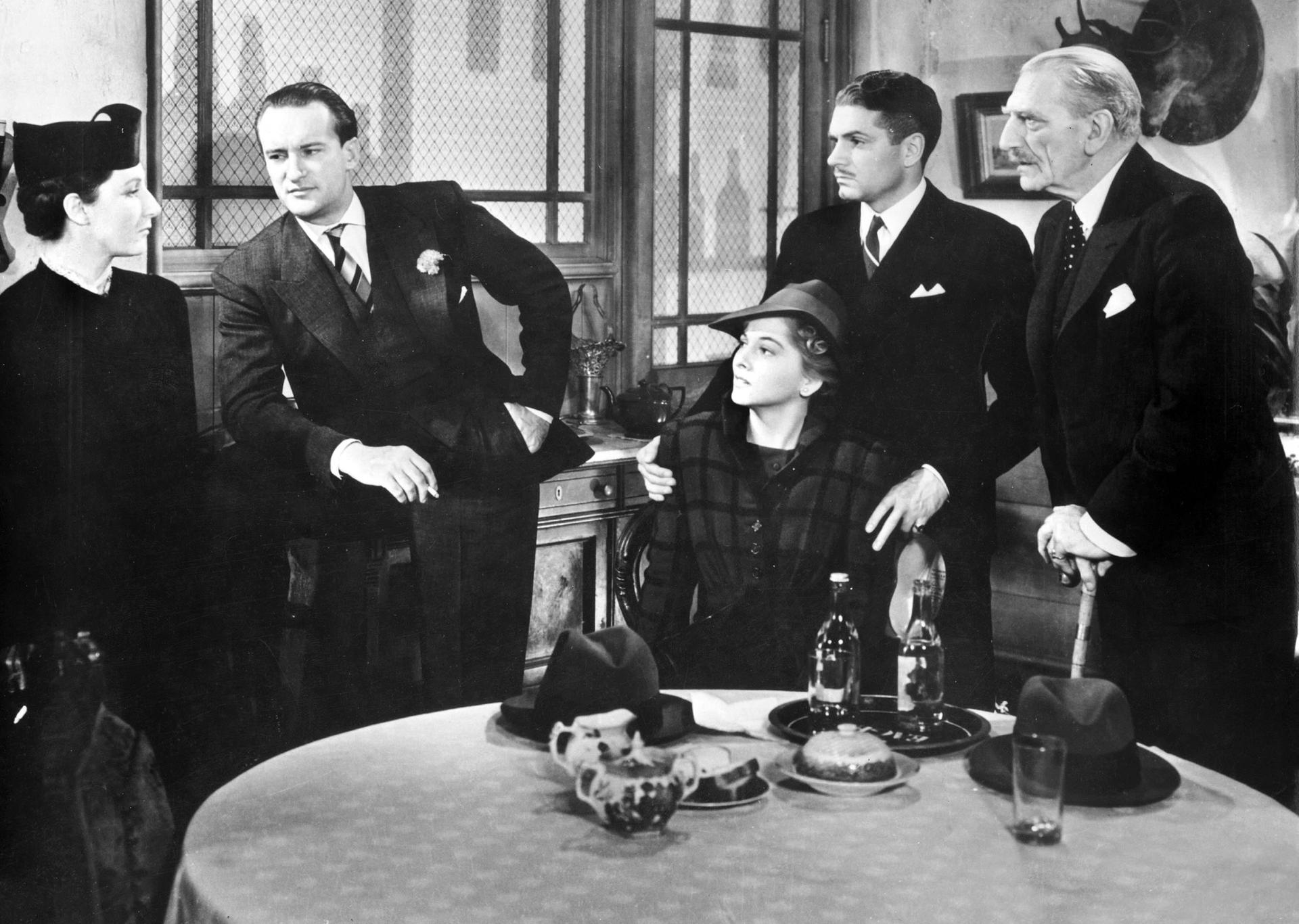 Joan Fontaine (Mitte) in Hitchcocks "Rebecca".
