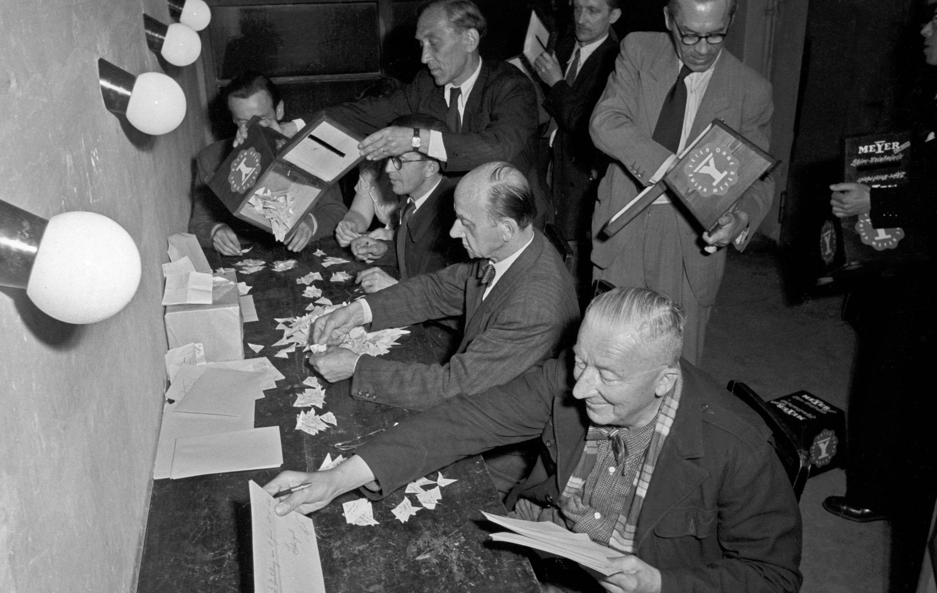 Berlinale-Mitarbeiter bei der Auszählung der Stimmen für den Publikumspreis.