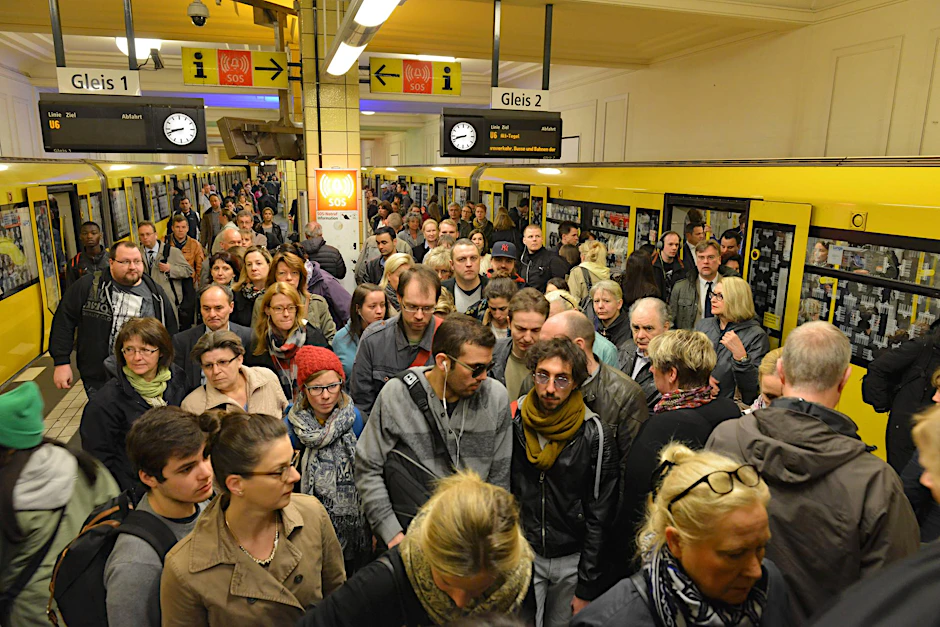 Alltag in Berlin: Das tägliche Pendler-Gedränge auf dem U-Bahnhof Friedrichstraße. Wo viele Menschen sind, tummeln sich auch viele Keime.