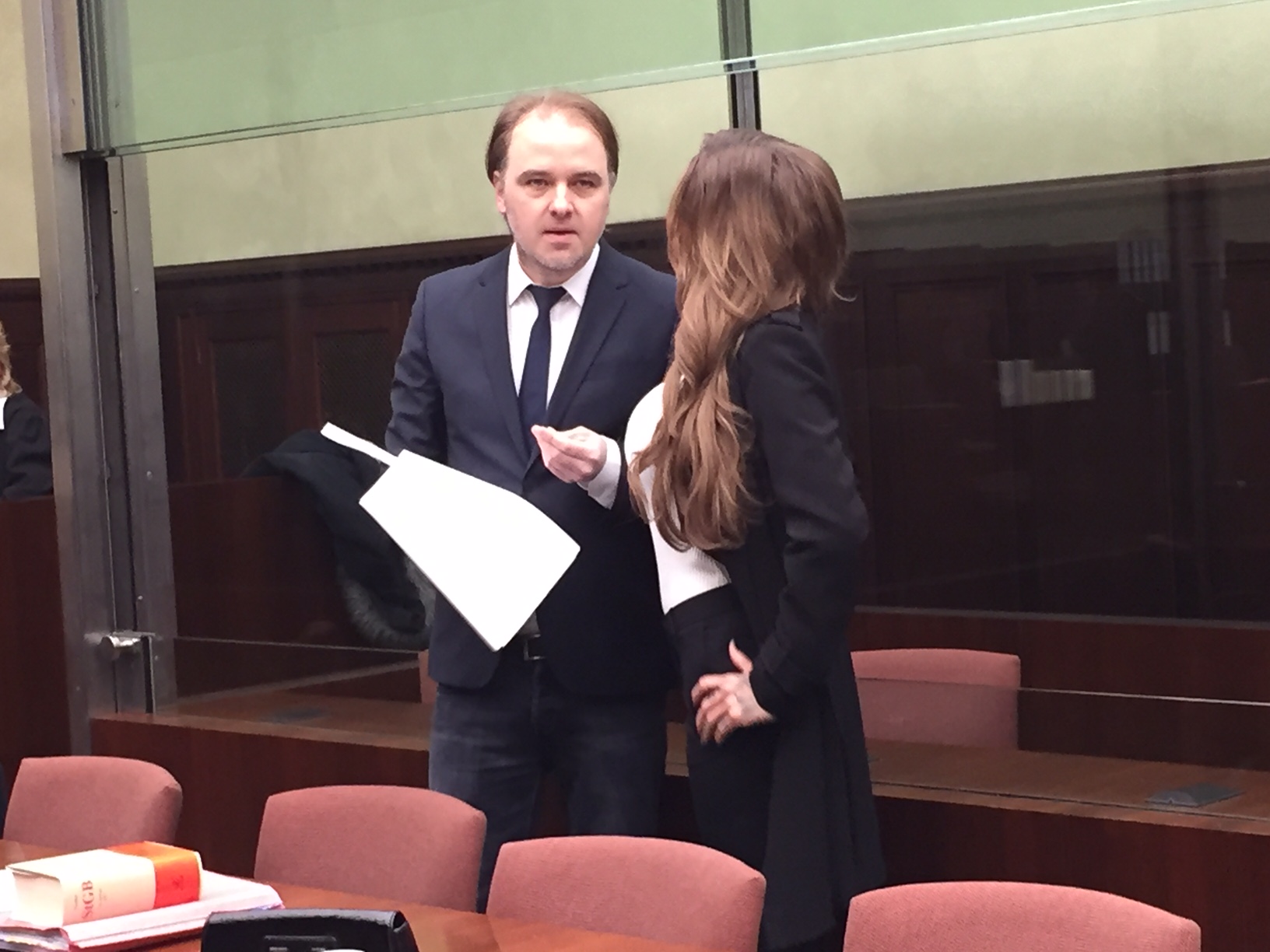 Gina-Lisa Lohfink mit ihrem Anwalt.