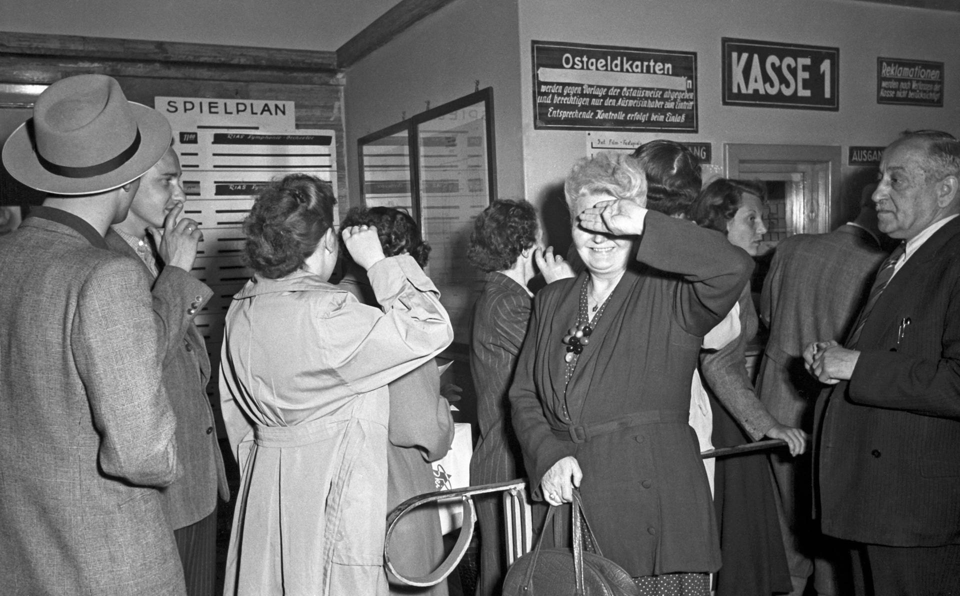 Film-Fans in der Schlange vorm Ticketschalter. Auch Ost-Berliner besuchten die Berlinale-Vorführungen.