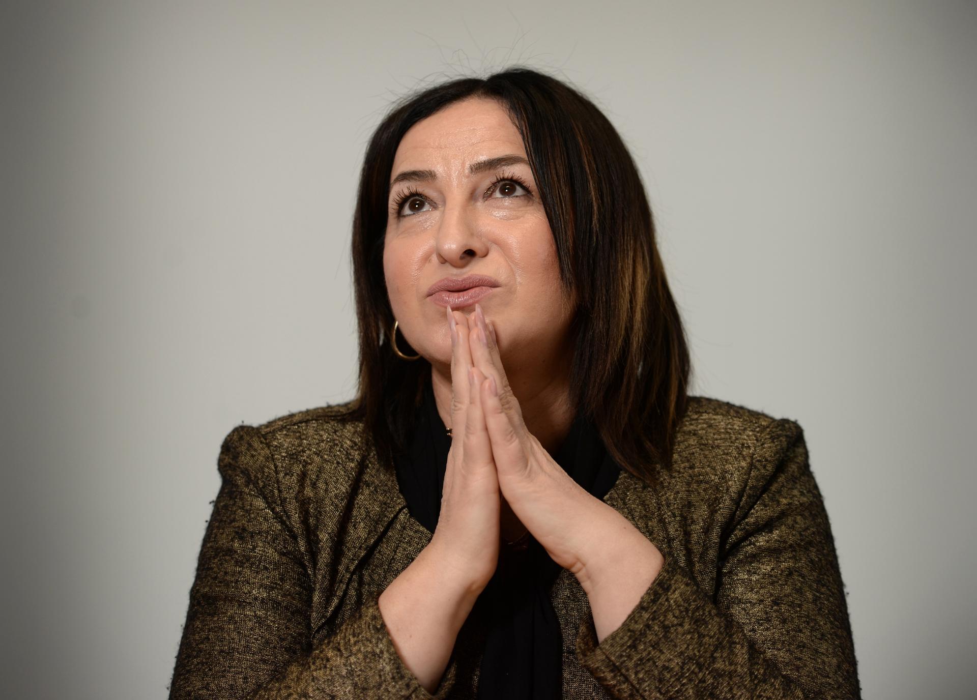 Dilek Kolat: „Sie  tun ja so, als ob sich die ganze Welt nur ums Kopftuch dreht. Ich will, dass der Staat neutral auftritt.“