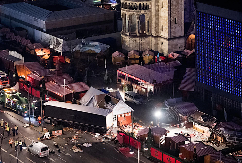 Eine Schneise der Verwüstung: Terroranschlag auf dem Weihnachtsmarkt am Breitscheidplatz in Berlin (Archivbild).