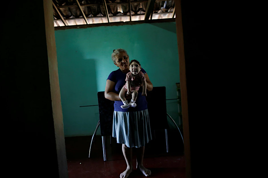 Zika-Viren führen zu Fehlbildungen des Gehirns. Die betroffenen Kinder haben einen vergleichsweise kleinen Kopfumfang und sind geistig behindert.