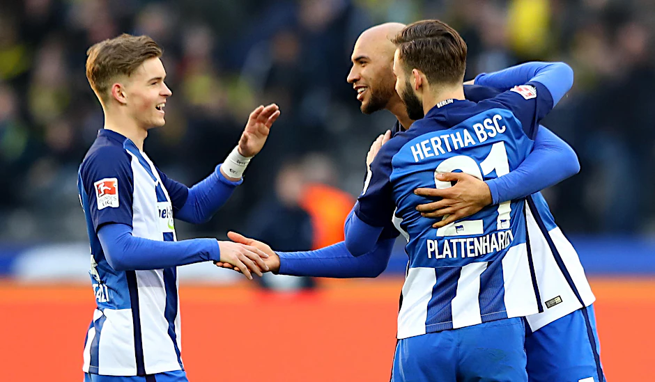 Plattenhardt feiert mit seinen Hertha-Kollegen.