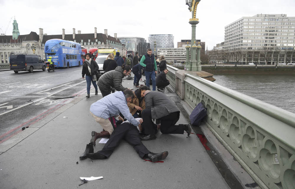 Erste Hilfe: Verletzte werden auf der Westminster Bridge betreut.