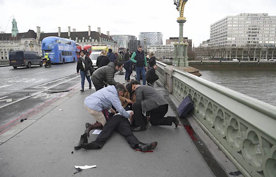 Erste Hilfe: Verletzte werden auf der Westminster Bridge betreut.