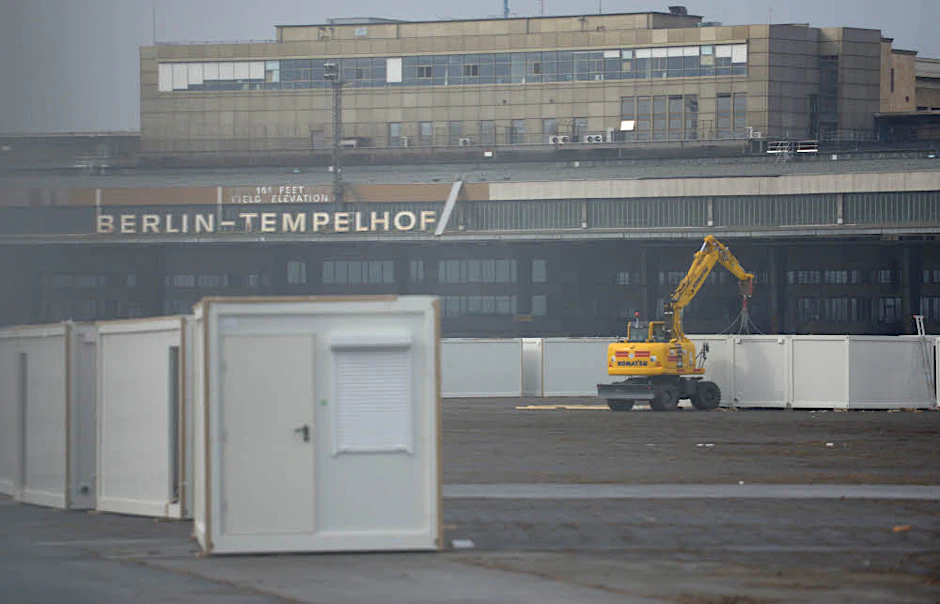 Zwischen den Hangars und dem Tempelhofer Feld entsteht ein Containerdorf.
