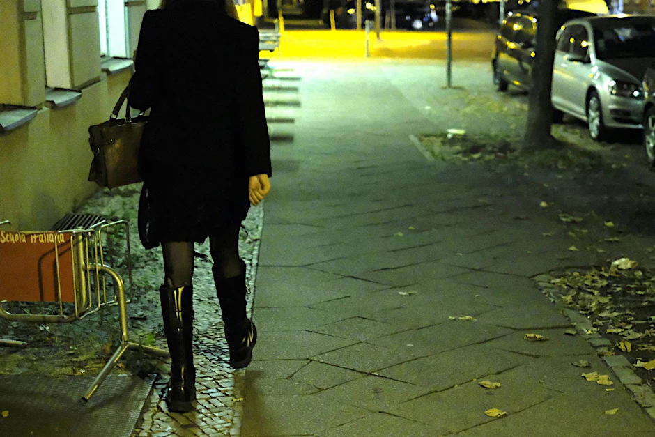 Potentielles Opfer: Eine junge Frau allein unterwegs in Prenzlauer Berg. Seit einigen Monaten werden gezielt Frauen mit Säure angegriffen.