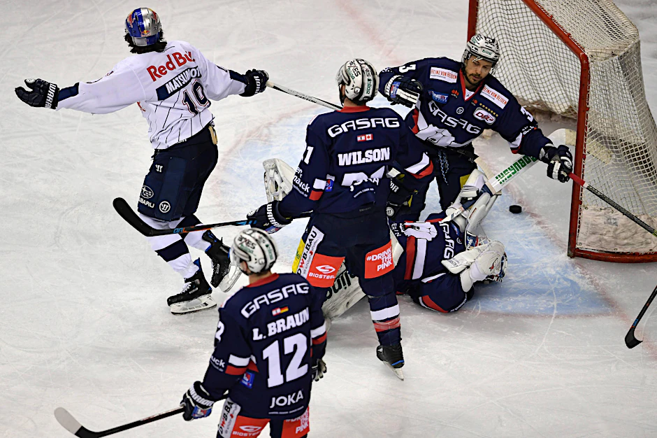 Da flutscht die Scheibe ins Tor: Berlins Goalie Petri Vehanen kassiert rücklings am Boden gegen München das 2:1.