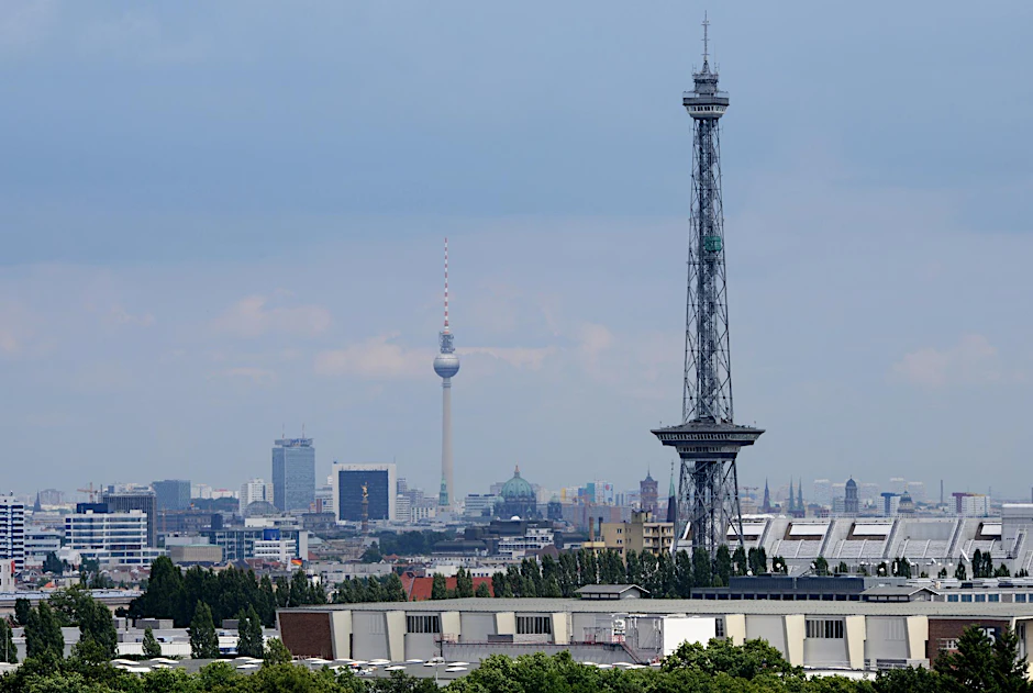 Zur "Earth Hour" wird am Funkturm das Licht ausgemacht.