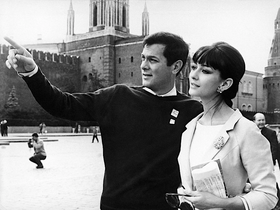 Als Weltstars auf dem Roten Platz: Christine Kaufmann mit ihrem damaligen Ehemann Tony Curtis während des Moskauer Filmfestivals 1963.