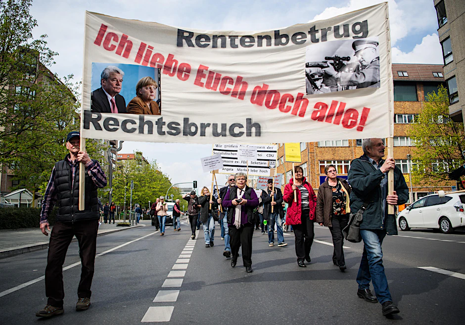 Ehemalige DDR-Flüchtlinge kämpfen gegen die niedrigere Berechnungen ihrer Renten.