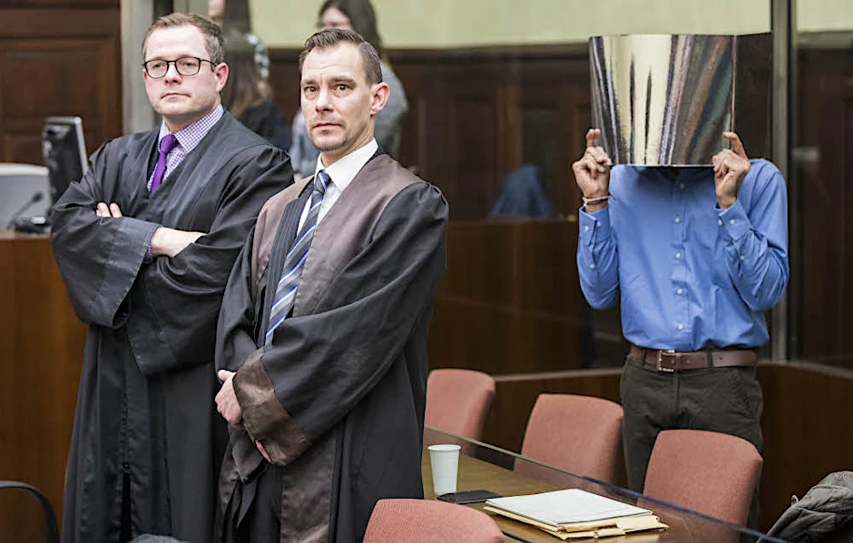 Haider Syed M. (r.) will hinter seinen beiden Verteidigern unerkannt bleiben.