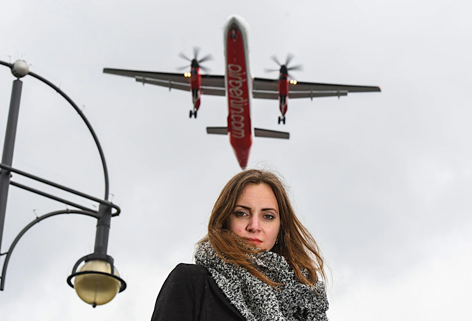 Der Krach der Flieger stört mich: Studentin Lilly Holeschowsky lebt mit ihrem Freund direkt unter den letzten Metern der Einflugschneise am Kurt-Schumacher-Platz. Die Fahrwerke sind zum Greifen nah. „Es wird Zeit, dass mit dem Lärm Schluss ist“, so die 23-Jährige.