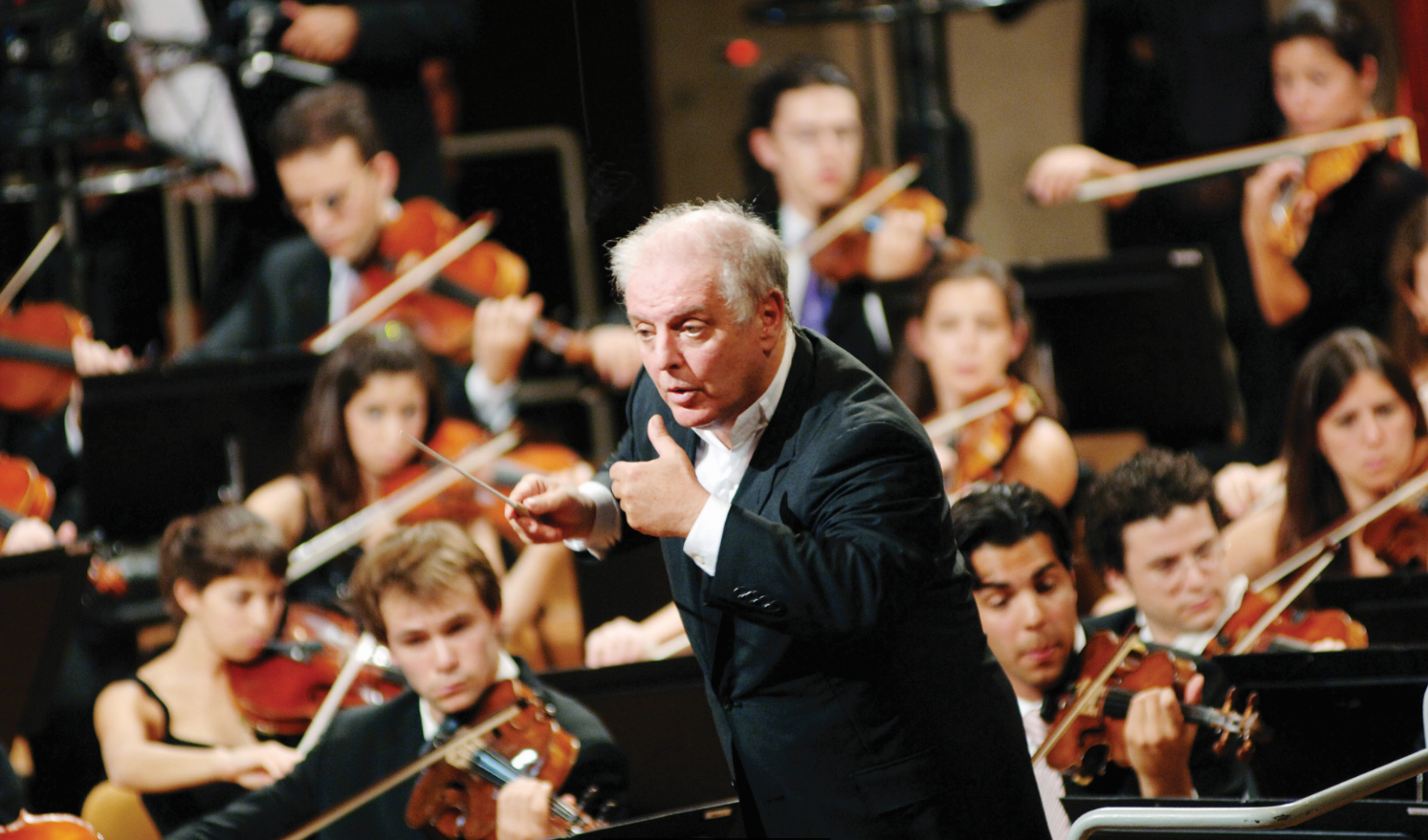 Daniel Barenboim dirigiert das Eröffnungskonzert der frisch sanierten Berliner Staatsoper (Archivbild).