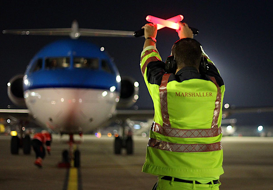 Das Bodenpersonal ist unter anderem dafür zuständig, Flugzeuge einzuweisen.